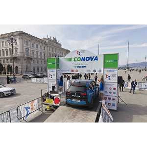 Piazza Unità d'Italia durante la prima gara del Campionato ECONOVA Cup 2017 "ECONOVA ADRIATIC RALLY" di regolarità per vetture elettriche e a energia alternativa - Trieste 23/03/2017