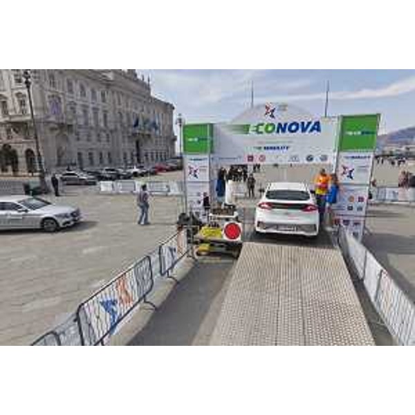 Piazza Unità d'Italia durante la prima gara del Campionato ECONOVA Cup 2017 "ECONOVA ADRIATIC RALLY" di regolarità per vetture elettriche e a energia alternativa - Trieste 23/03/2017
