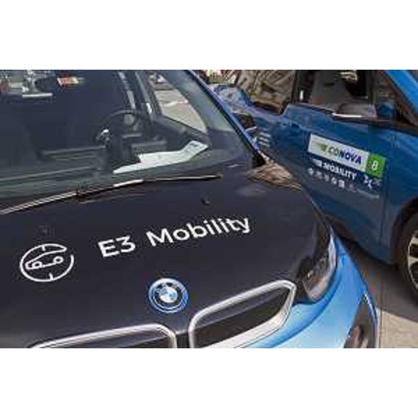 Veicoli in piazza Unità d'Italia durante la prima gara del Campionato ECONOVA Cup 2017 "ECONOVA ADRIATIC RALLY" di regolarità per vetture elettriche e a energia alternativa - Trieste 23/03/2017