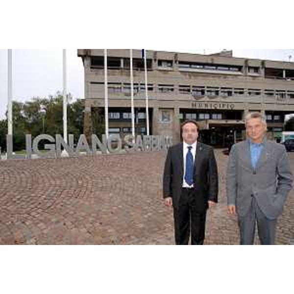 Riccardo Illy (Presidente Regione Friuli Venezia Giulia) e la giunta regionale conSilvano Del Zotto (Sindaco di Lignano Sabbiadoro) (Lignano Sabbiadoro, 21/10/05)