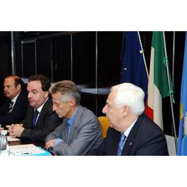 Riccardo Illy (Presidente Regione Friuli Venezia Giulia) e la giunta regionale conSilvano Del Zotto (Sindaco di Lignano Sabbiadoro) (Lignano Sabbiadoro, 21/10/05)