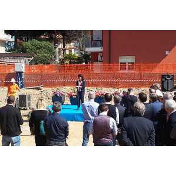 Mariagrazia Santoro (Assessore regionale Infrastrutture e Territorio) alla consegna dei lavori per la realizzazione di alloggi di edilizia abitativa sociale con risorse del Fondo Social Housing FVG, in via dei Platani - Lignano Sabbiadoro 29/03/2017