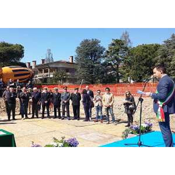 Luca Fanotto (Sindaco Lignano) alla consegna dei lavori per la realizzazione di alloggi di edilizia abitativa sociale con risorse del Fondo Social Housing FVG, in via dei Platani - Lignano Sabbiadoro 29/03/2017