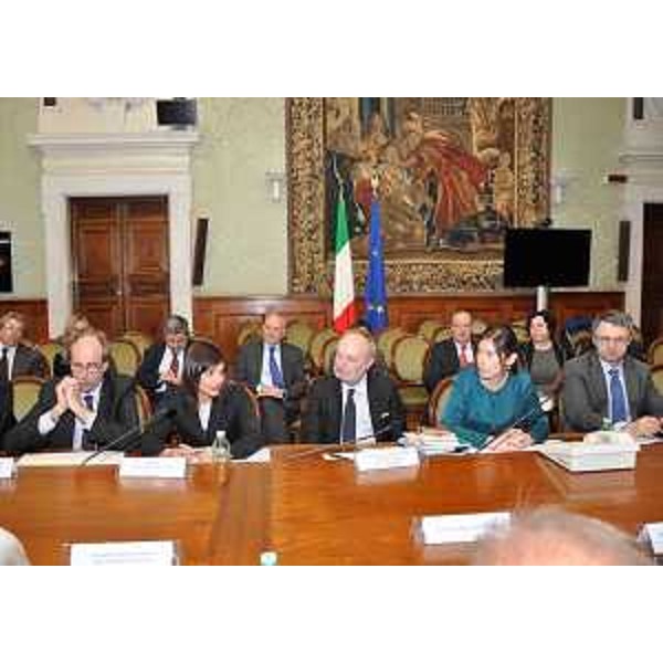 Gianni Torrenti (Assessore regionale Cultura, Sport e Solidarietà) e Debora Serracchiani (Presidente Regione Friuli Venezia Giulia) al Tavolo di Coordinamento tra Governo e Associazioni degli Esuli Istriani, Fiumani e Dalmati presieduto da Maria Elena Boschi (Sottosegretario Presidenza Consiglio Ministri), a Palazzo Chigi - Roma 29/03/2017