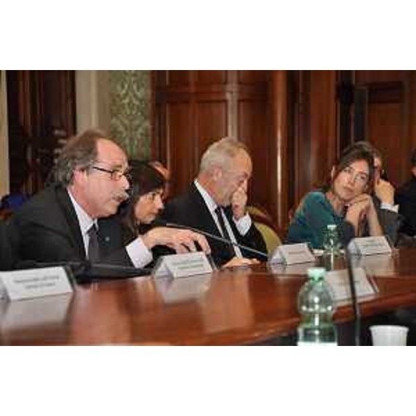 Gianni Torrenti (Assessore regionale Cultura, Sport e Solidarietà) e Debora Serracchiani (Presidente Regione Friuli Venezia Giulia) al Tavolo di Coordinamento tra Governo e Associazioni degli Esuli Istriani, Fiumani e Dalmati presieduto da Maria Elena Boschi (Sottosegretario Presidenza Consiglio Ministri), a Palazzo Chigi - Roma 29/03/2017