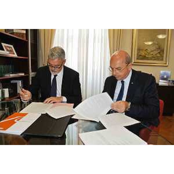 Paolo Panontin (Assessore regionale Autonomie locali e Coordinamento Riforme, Comparto unico, Sistemi informativi) e Roberto Dipiazza (Sindaco Trieste) firmano l'intesa sul piano di subentro dell'UTI Giuliana nelle funzioni già provinciali in materia di Edilizia scolastica e Istruzione - Trieste 30/03/2017