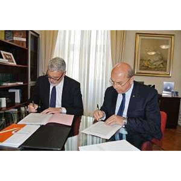 Paolo Panontin (Assessore regionale Autonomie locali e Coordinamento Riforme, Comparto unico, Sistemi informativi) e Roberto Dipiazza (Sindaco Trieste) firmano l'intesa sul piano di subentro dell'UTI Giuliana nelle funzioni già provinciali in materia di Edilizia scolastica e Istruzione - Trieste 30/03/2017