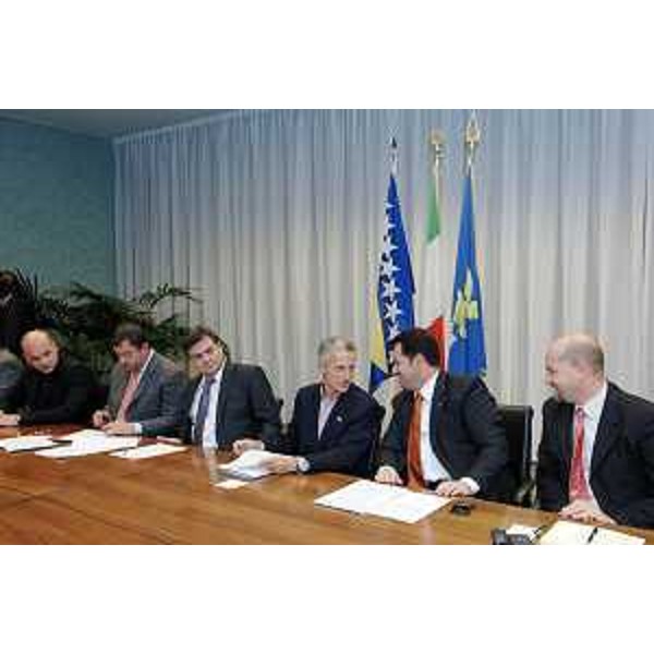 Riccardo Illy (Presidente Regione Friuli Venezia Giulia), Franco Iacop (Assessore regionale Relazioni internazionali) e Samir Silajdzic (Primo Ministro Cantone Sarajevo, Bosnia Erzegovina) in occasione della sigla dell'intesa bilaterale di collaborazione tra Regione FVG e Cantone di Sarajevo. (Udine 07/11/07)