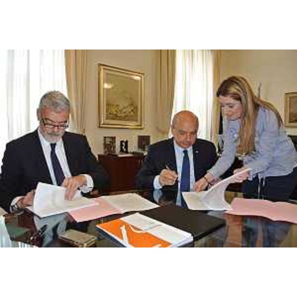 Paolo Panontin (Assessore regionale Autonomie locali e Coordinamento Riforme, Comparto unico, Sistemi informativi) e Roberto Dipiazza (Sindaco Trieste) firmano l'intesa sul piano di subentro dell'UTI Giuliana nelle funzioni già provinciali in materia di Edilizia scolastica e Istruzione - Trieste 30/03/2017