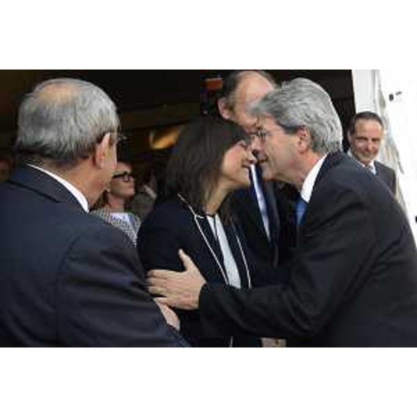Debora Serracchiani (Presidente Regione Friuli Venezia Giulia) saluta Paolo Gentiloni (Presidente Consiglio Ministri) alla cerimonia di consegna della nave da crociera Majestic Princess (Gruppo Carnival), alla Fincantieri - Monfalcone 30/03/2017
