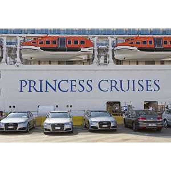 La Majestic Princess, terza unità della classe Royal Princess costruita per la Società armatrice Princess Cruises (Gruppo Carnival), all'ormeggio alla Fincantieri nel giorno della consegna all'armatore - Monfalcone 30/03/2017