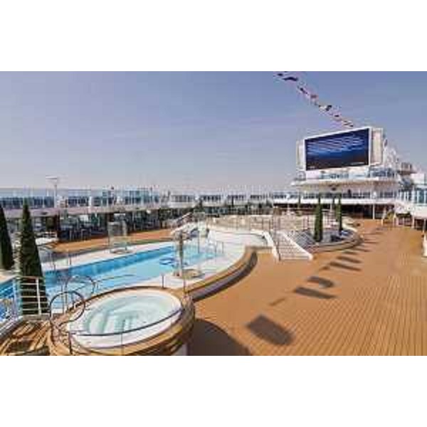 La Majestic Princess, terza unità della classe Royal Princess costruita per la Società armatrice Princess Cruises (Gruppo Carnival), all'ormeggio alla Fincantieri nel giorno della consegna all'armatore - Monfalcone 30/03/2017