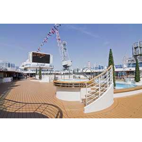 La Majestic Princess, terza unità della classe Royal Princess costruita per la Società armatrice Princess Cruises (Gruppo Carnival), all'ormeggio alla Fincantieri nel giorno della consegna all'armatore - Monfalcone 30/03/2017