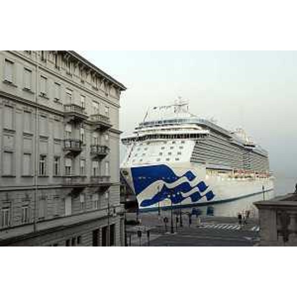 La Majestic Princess, terza unità della classe Royal Princess costruita per la Società armatrice Princess Cruises (Gruppo Carnival), all'ormeggio alla Stazione Marittima - Trieste 31/03/2017