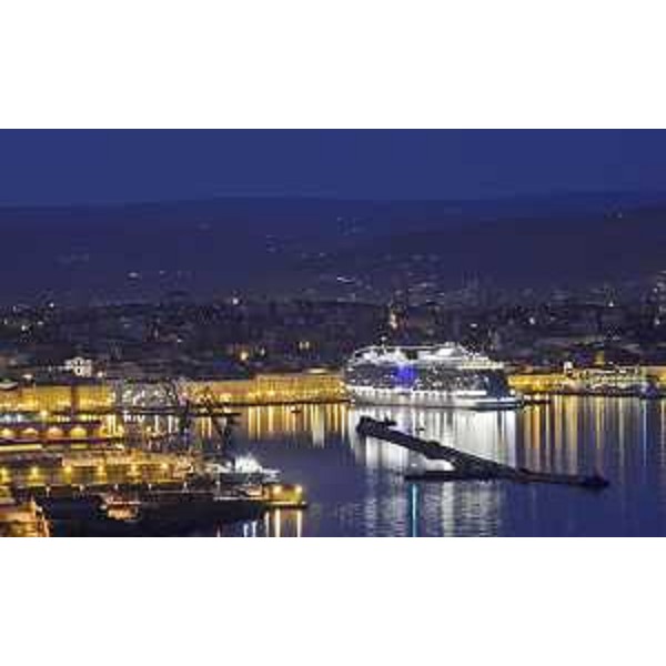La Majestic Princess, terza unità della classe Royal Princess costruita per la Società armatrice Princess Cruises (Gruppo Carnival), all'ormeggio alla Stazione Marittima - Trieste 30/03/2017