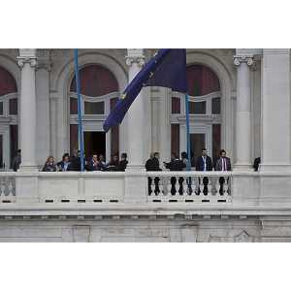 Spettatori del Carnevale sul balcone della Prefettura, in piazza Unità - Trieste 28/02/2017