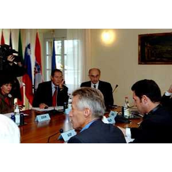 Riccardo Illy (Presidente Regione Friuli Venezia Giulia) e Franco Iacop (Assessore Regionale per le relazioni internazionali, comunitarie e autonomie locali al tavolo Euroregione (Passariano, 17/10/05)
