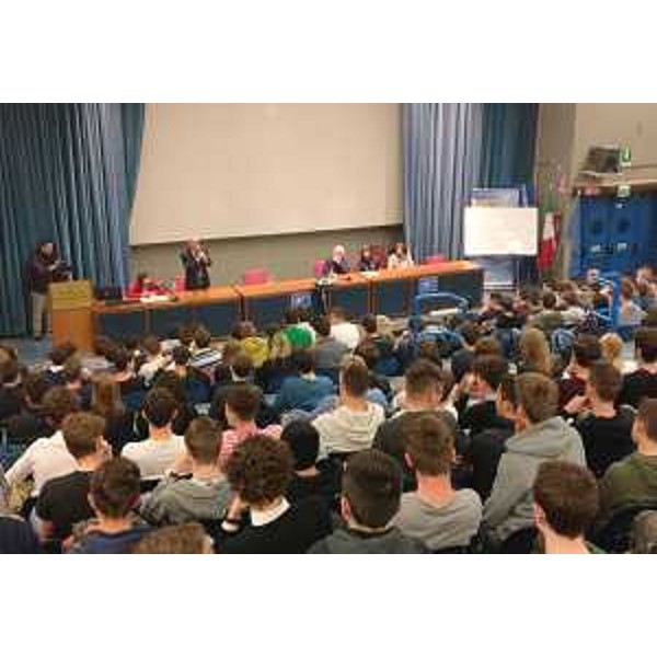 Debora Serracchiani (Presidente Regione Friuli Venezia Giulia) all'incontro organizzato dall'Associazione Dialoghi Europei all'ISIS Arturo Malignani - Udine 03/04/2017