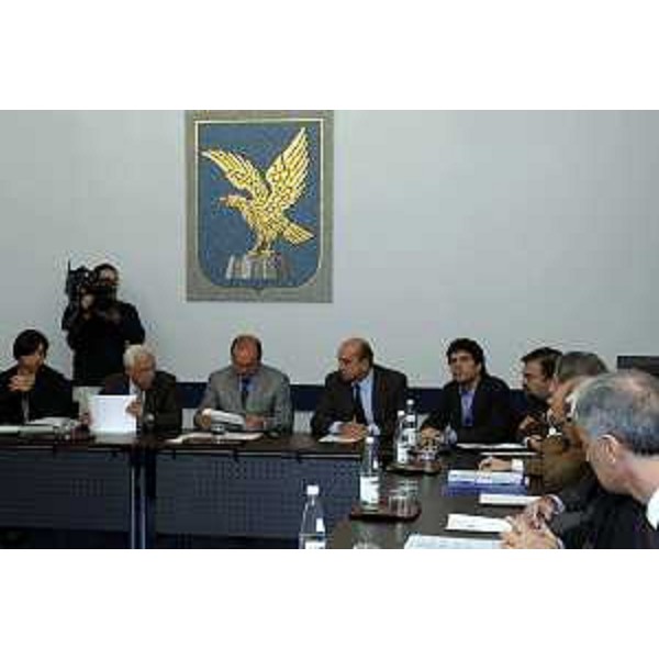 Gianfranco Moretton (Assessore Regionale all'ambiente, lavori pubblici e protezione civile) all'incontro con i sindaci della provincia di Trieste per accordo con Seastock (Trieste, 13/10/05)