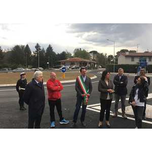 Luca Ovan (Sindaco Colloredo) e Mariagrazia Santoro (Assessore regionale Infrastrutture e Territorio) all'inaugurazione della rotatoria all'incrocio tra le provinciali 49 "Osovana" e 58 "dei Castelli" - Colloredo di Monte Albano 04/04/2017