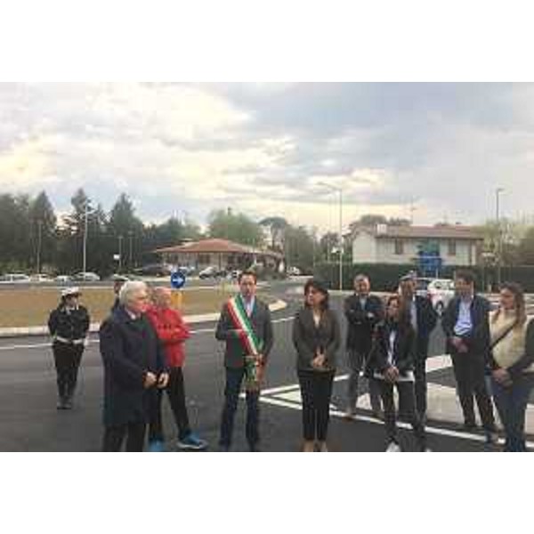 Luca Ovan (Sindaco Colloredo) e Mariagrazia Santoro (Assessore regionale Infrastrutture e Territorio) all'inaugurazione della rotatoria all'incrocio tra le provinciali 49 "Osovana" e 58 "dei Castelli" - Colloredo di Monte Albano 04/04/2017