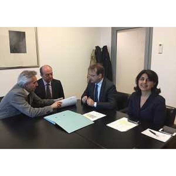 Giorgio Damiani (Presidente FVG Strade S.p.A.) e Mariagrazia Santoro (Assessore regionale Infrastrutture e Territorio) alla firma del contratto di aggiudicazione dei lavori per la variante di Dignano con rappresentanti dell'ATI contraente - Udine 06/04/2017