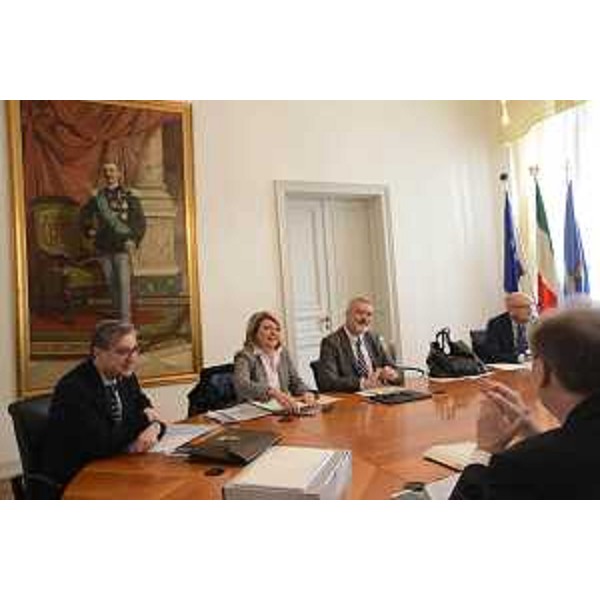 Gli assessori regionali Francesco Peroni (Finanze, Patrimonio, Coordinamento e Programmazione Politiche economiche e comunitarie), Maria Sandra Telesca (Salute, Integrazione socio-sanitaria, Politiche sociali e Famiglia) e Paolo Panontin (Autonomie locali e Coordinamento Riforme, Comparto unico, Sistemi informativi, Caccia e Risorse ittiche, delegato Protezione civile) durante la riunione della Giunta del FVG - Trieste 07/04/2017