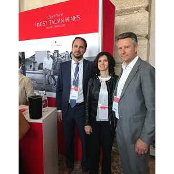 Cristiano Shaurli (Assessore regionale Risorse agricole e forestali) con produttori vinicoli all'evento "OperaWine, i migliori vini italiani: 100 grandi produttori", al Vinitaly - Verona 08/04/2017