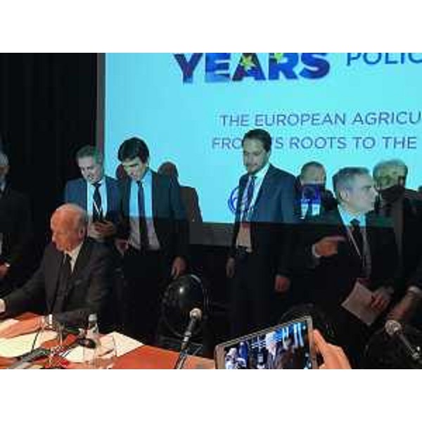 Maurizio Martina (Ministro Politiche agricole) e Cristiano Shaurli (Assessore regionale Risorse agricole e forestali) al Palazzo della Gran Guardia - Verona 08/04/2017