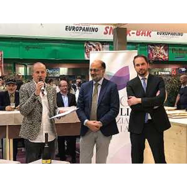 Paolo Stefanelli (Direttore generale Agenzia regionale sviluppo rurale / ERSA) e Cristiano Shaurli (Assessore regionale Risorse agricole e forestali) all'inaugurazione dello stand del FVG al Vinitaly - Verona 09/04/2017