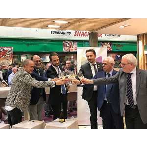 Paolo Stefanelli (Direttore generale Agenzia regionale sviluppo rurale / ERSA) e Cristiano Shaurli (Assessore regionale Risorse agricole e forestali) all'inaugurazione dello stand del FVG al Vinitaly - Verona 09/04/2017