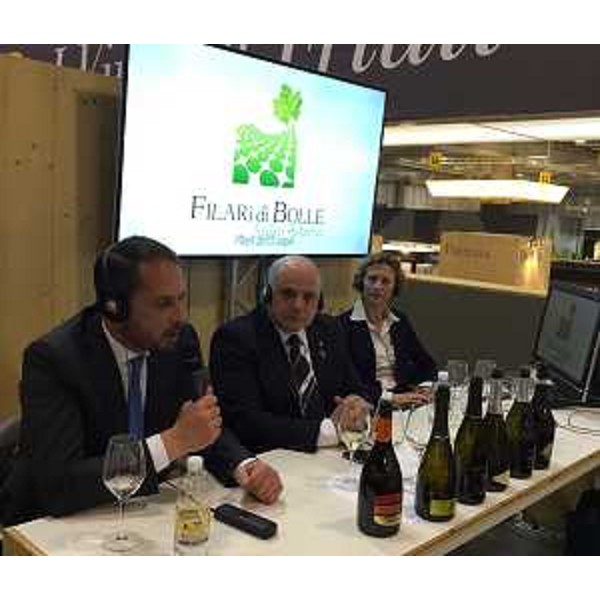 Cristiano Shaurli (Assessore regionale Risorse agricole e forestali) presenta "Filari di bolle" al Vinitaly - Verona 09/04/2017