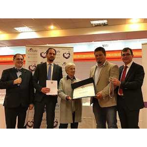 Cristiano Shaurli (Assessore regionale Risorse agricole e forestali) alla consegna del Premio Angelo Betti – benemerito della Viticoltura 2017 con la medaglia di Cangrande, per il Friuli Venezia Giulia, alla memoria di Stanko Radikon al Vinitaly - Verona 09/04/2017