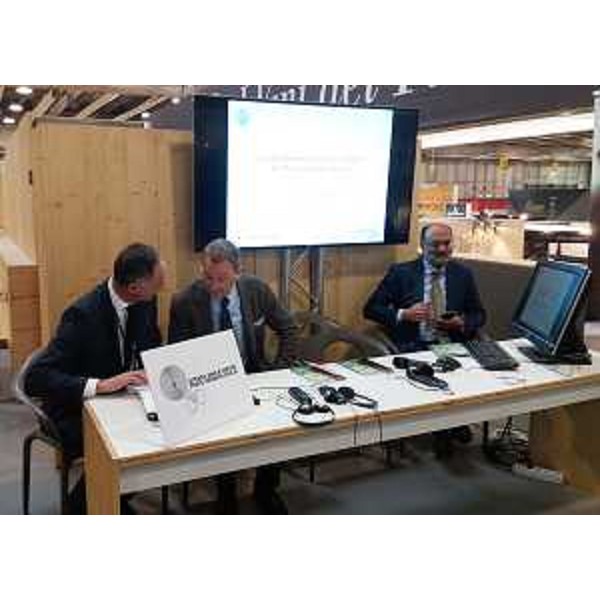 Sergio Bolzonello (Vicepresidente Regione FVG e assessore Attività produttive, Turismo e Cooperazione) e Paolo Stefanelli (Direttore generale Agenzia regionale sviluppo rurale / ERSA) alla presentazione del logo del progetto "Strada Vino e Sapori Friuli Venezia Giulia", al Vinitaly - Verona 10/04/2017