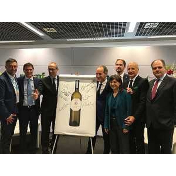 Luca Zaia (Presidente Regione Veneto) e Debora Serracchiani (Presidente Regione Friuli Venezia Giulia) alla presentazione della DOC Pinot Grigio delle Venezie nello stand del MiPAAF al Vinitaly - Verona 10/04/2017