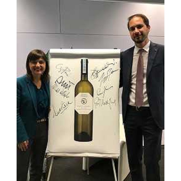 Debora Serracchiani (Presidente Regione Friuli Venezia Giulia) e Cristiano Shaurli (Assessore regionale Risorse agricole e forestali) alla presentazione della DOC Pinot Grigio delle Venezie nello stand del MiPAAF al Vinitaly - Verona 10/04/2017