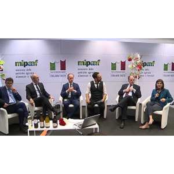 Debora Serracchiani (Presidente Regione Friuli Venezia Giulia) alla presentazione della DOC Pinot Grigio delle Venezie nello stand del MiPAAF al Vinitaly - Verona 10/04/2017