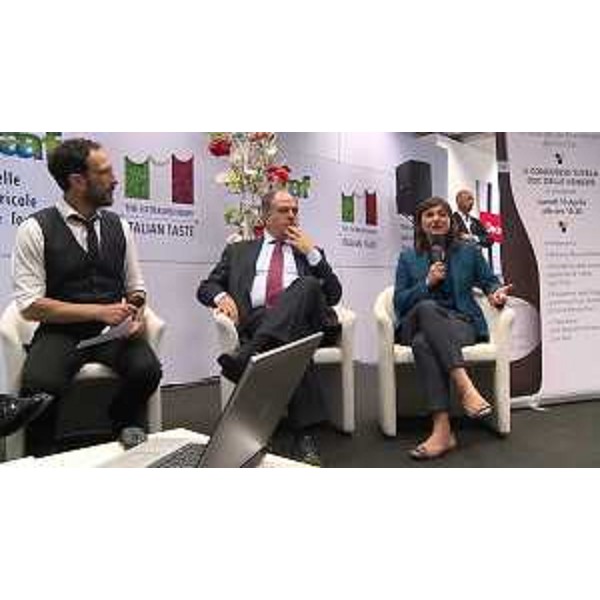 Debora Serracchiani (Presidente Regione Friuli Venezia Giulia) alla presentazione della DOC Pinot Grigio delle Venezie nello stand del MiPAAF al Vinitaly - Verona 10/04/2017