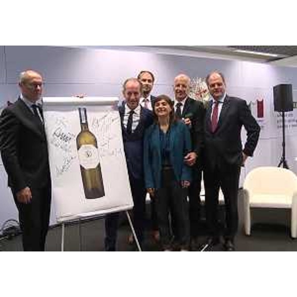 Luca Zaia (Presidente Regione Veneto), Cristiano Shaurli (Assessore regionale Risorse agricole e forestali) e Debora Serracchiani (Presidente Regione Friuli Venezia Giulia) alla presentazione della DOC Pinot Grigio delle Venezie nello stand del MiPAAF al Vinitaly - Verona 10/04/2017
