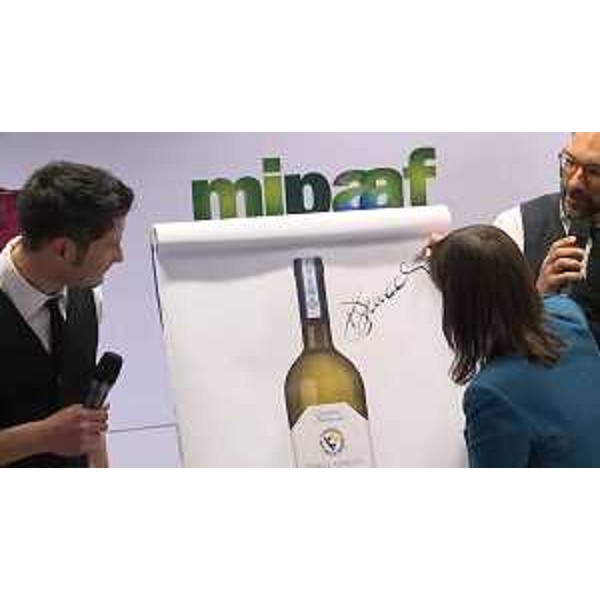 Debora Serracchiani (Presidente Regione Friuli Venezia Giulia) alla presentazione della DOC Pinot Grigio delle Venezie nello stand del MiPAAF al Vinitaly - Verona 10/04/2017