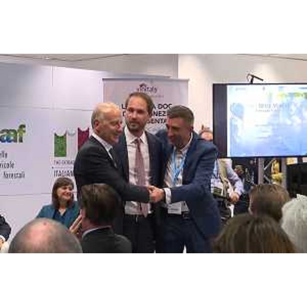 Cristiano Shaurli (Assessore regionale Risorse agricole e forestali) alla presentazione della DOC Pinot Grigio delle Venezie nello stand del MiPAAF al Vinitaly - Verona 10/04/2017