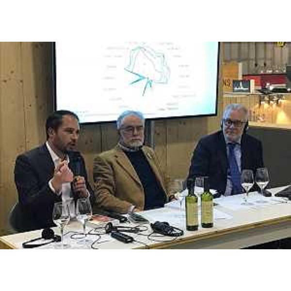 Cristiano Shaurli (Assessore regionale Risorse agricole e forestali) ed Enos Costantini (Curatore libro "Ribolla story. Vini e vitigni che hanno sfidato i secoli") nello stand del Friuli Venezia Giulia al Vinitaly - Verona 11/04/2017