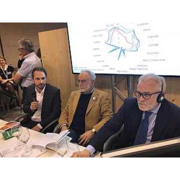 Cristiano Shaurli (Assessore regionale Risorse agricole e forestali) ed Enos Costantini (Curatore libro "Ribolla story. Vini e vitigni che hanno sfidato i secoli") nello stand del Friuli Venezia Giulia al Vinitaly - Verona 11/04/2017