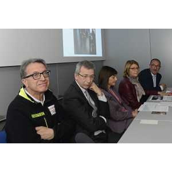 Vittorio Antonaglia (Direttore SORES), Adriano Marcolongo (Direttore centrale Salute Regione FVG), Debora Serracchiani (Presidente Regione Friuli Venezia Giulia), Maria Sandra Telesca (Assessore regionale Salute) e Massimo Romano (Direttore Ente Gestione Accentrata Servizi condivisi / EGAS) alla presentazione dei primi dati sull'attività della Sala Operativa Regionale Emergenze Sanitarie (SORES) - Palmanova 12/04/2017