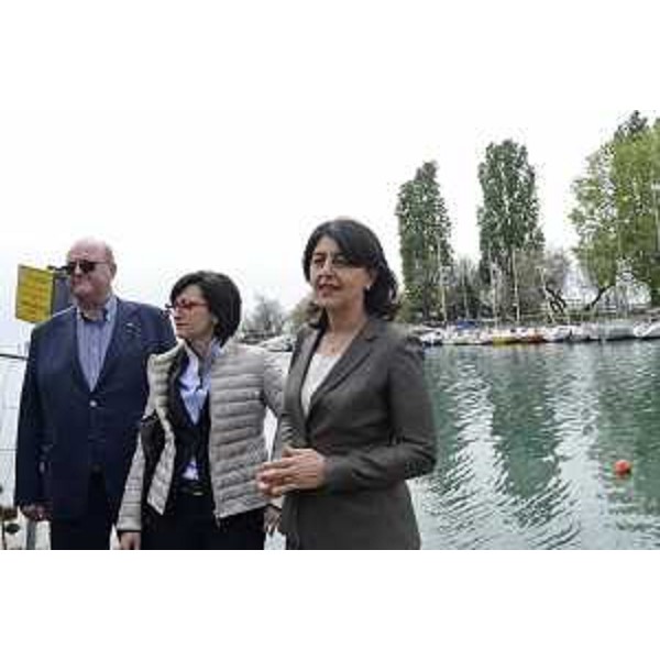 Enzo Lorenzon (Presidente Consorzio Sviluppo Industriale Comune Monfalcone), Sara Vito (Assessore regionale Ambiente ed Energia) e Mariagrazia Santoro (Assessore regionale Infrastrutture e Territorio) durante il sopralluogo ai lavori di dragaggio del canale di accesso al Villaggio del Pescatore e al comprensorio del canale est-ovest in zona Lisert di Monfalcone - 13/04/2017