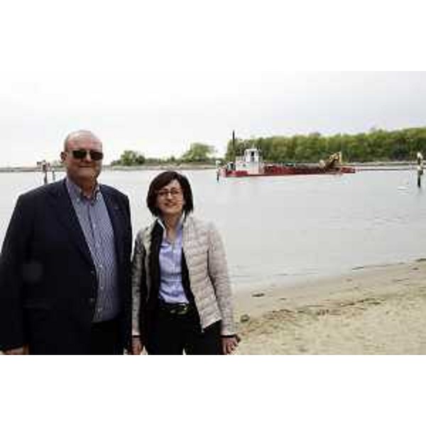 Enzo Lorenzon (Presidente Consorzio Sviluppo Industriale Comune Monfalcone) e Sara Vito (Assessore regionale Ambiente ed Energia) durante il sopralluogo ai lavori di dragaggio del canale di accesso al Villaggio del Pescatore e al comprensorio del canale est-ovest in zona Lisert di Monfalcone - 13/04/2017