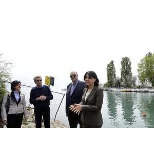 Sara Vito (Assessore regionale Ambiente ed Energia), Gianpaolo Fontana ed Enzo Lorenzon (Direttore e presidente Consorzio Sviluppo Industriale Comune Monfalcone) e Mariagrazia Santoro (Assessore regionale Infrastrutture e Territorio) durante il sopralluogo ai lavori di dragaggio del canale di accesso al Villaggio del Pescatore e al comprensorio del canale est-ovest in zona Lisert di Monfalcone - 13/04/2017