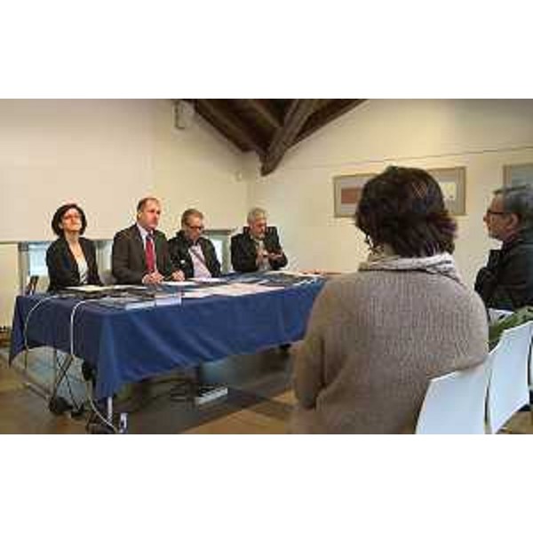 Sara Vito (Assessore regionale Ambiente ed Energia), Davide Iannis (Presidente Consiglio amministrazione CCM), Tommaso Bianchi e Mauro Piani (Consigliere Consiglio amministrazione CCM) alla consegna dell'archivio documentale del professor Claudio Bianchi al Consorzio Culturale del Monfalconese (CCM), a Villa Vicentini Miniussi - Ronchi dei Legionari 18/04/2017