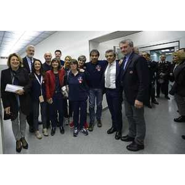 Gli assessori regionali Maria Sandra Telesca (Salute, Integrazione socio-sanitaria, Politiche sociali e Famiglia) e Paolo Panontin (Protezione civile), Debora Serracchiani (Presidente Regione Friuli Venezia Giulia), Francesco Martines (Sindaco Palmanova) e Luciano Sulli (Direttore Protezione civile FVG) con operatori del Numero Unico per le Emergenze (NUE) 112 - Palmanova 18/04/2017