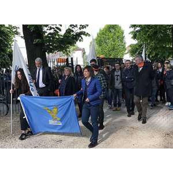 Paolo Panontin (Assessore regionale Protezione civile) e Debora Serracchiani (Presidente Regione Friuli Venezia Giulia) alla marcia "Un aiuto in pochi passi", organizzata dalla Consulta provinciale studentesca di Pordenone e dall'Area Giovani del CRO di Aviano per ricostruire la scuola dell'infanzia di Sarnano (MC) - Pordenone 20/04/2017